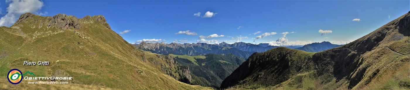 66 In discesa da Baita Foppa per l'alta Val Serrada verso Il Collino.jpg
